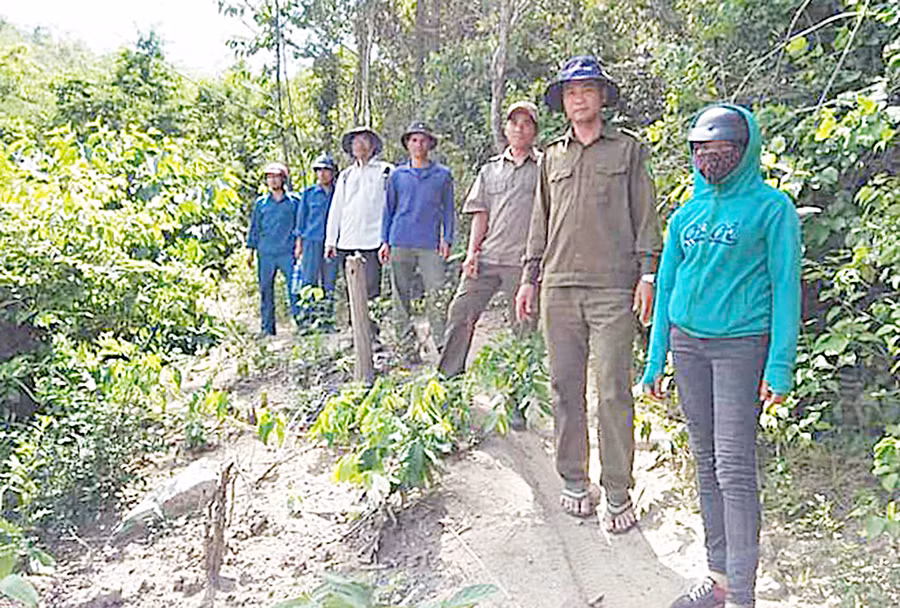 Tổ quản lý, bảo vệ rừng buôn Ia Rnho (xã Đất Bằng, huyện Krông Pa) tuần tra, kiểm soát khu vực rừng nhận khoán. Ảnh: M.N