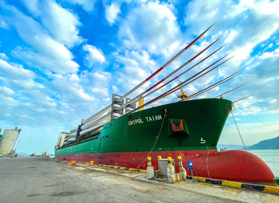 Các thiết bị điện gió thuộc dự án của Công ty cổ phần Phong điện HBRE Gia Lai triển khai tại huyện Chư Prông hiện đã cập Cảng Quy Nhơn chờ vận chuyển đến công trình lắp đặt. Ảnh: Minh Nguyễn