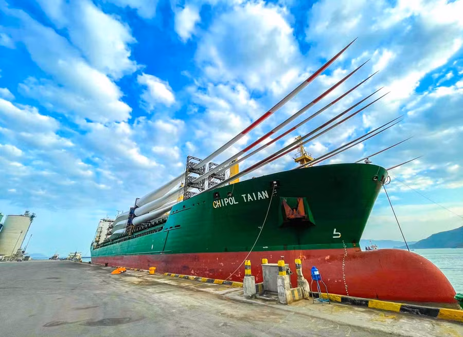 Các thiết bị điện gió thuộc dự án của Công ty cổ phần Phong điện HBRE Gia Lai triển khai tại huyện Chư Prông hiện đã cập Cảng Quy Nhơn chờ vận chuyển đến công trình lắp đặt. Ảnh: Minh Nguyễn