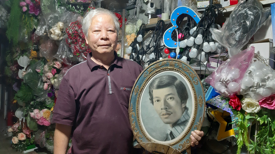 Ông Nguyễn Quốc Bằng và bức chân dung tự họa, năm 1973. Ảnh: Nguyễn Quang Tuệ Ông Nguyễn Quốc Bằng và bức chân dung tự họa, năm 1973. Ảnh: Nguyễn Quang Tuệ