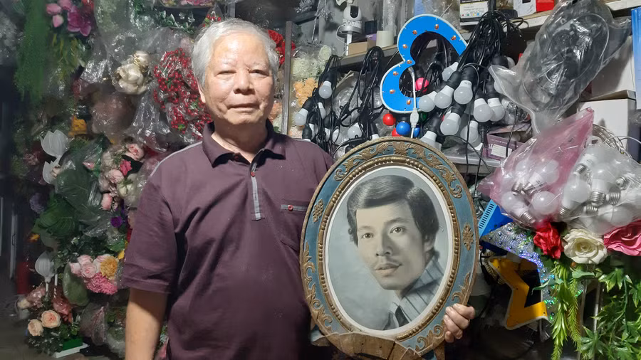 Ông Nguyễn Quốc Bằng và bức chân dung tự họa, năm 1973. Ảnh: Nguyễn Quang Tuệ