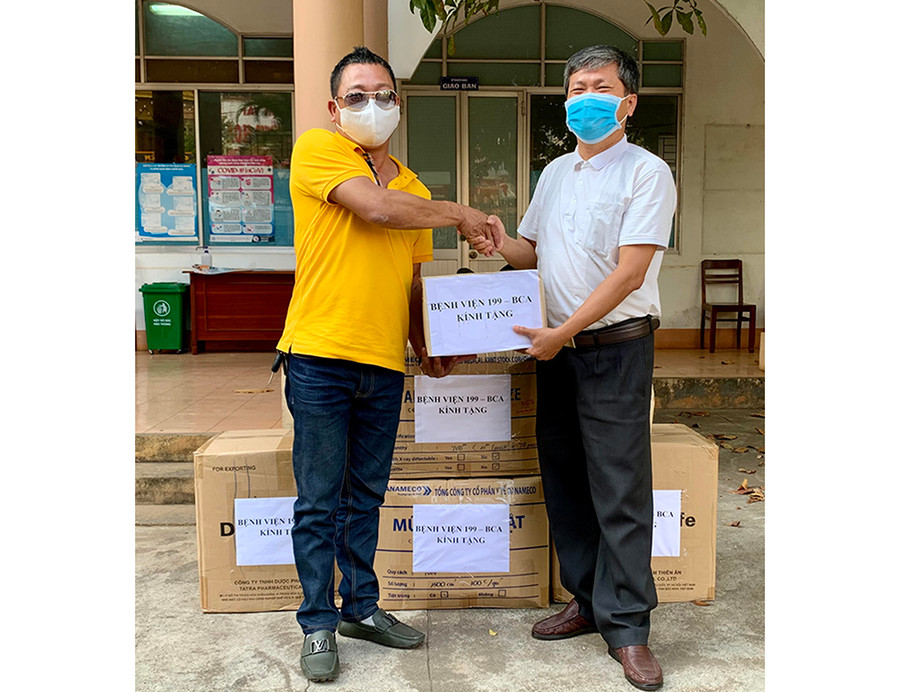 Ông Nguyễn Văn Đồng- Phó Giám đốc CDC Gia Lai (bên phải) tiếp nhận quà tặng của nhóm thiện nguyện. Ảnh: Như Nguyện Ông Nguyễn Văn Đồng- Phó Giám đốc CDC Gia Lai (bên phải) nhận quà nhóm thiện nguyện gửi tặng. Ảnh: Như Nguyện