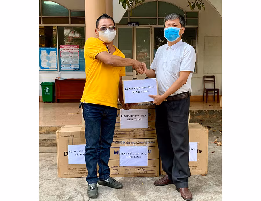  Ông Nguyễn Văn Đồng- Phó Giám đốc CDC Gia Lai (bên phải) nhận quà nhóm thiện nguyện gửi tặng. Ảnh: Như Nguyện