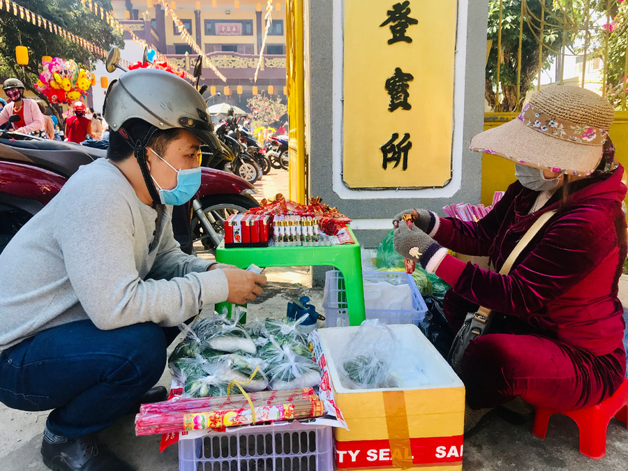  3 Người dân mua muối trong ngày đầu năm. Ảnh: Trần Dung