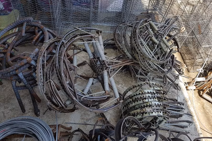  Bẫy thú rừng các loại được bán công khai, đầy rẫy tại các chợ khu vực Tây Nguyên. Ảnh: Bùi văn Tuấn