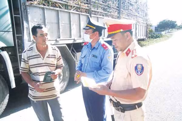 Công an huyện Kông Chro phối hợp cùng Thanh tra Giao thông xử lý triệt để tình trạng xe quá khổ, quá tải. Ảnh: Lê Văn Ngọc