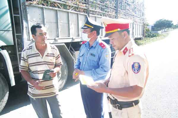 Công an huyện Kông Chro phối hợp cùng Thanh tra Giao thông xử lý triệt để tình trạng xe quá khổ, quá tải. Ảnh: Lê Văn Ngọc