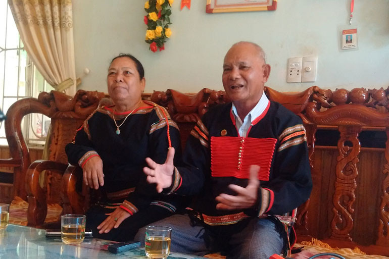 Các Chức sắc tôn giáo, già làng luôn là cầu nối tin cậy để người có đạo hiểu rõ hơn các chủ trương, chính sách, pháp luật của Đảng và Nhà nước về tự do, tín ngưỡng tôn giáo Các Chức sắc tôn giáo, già làng luôn là cầu nối tin cậy để người có đạo hiểu rõ hơn các chủ trương, chính sách, pháp luật của Đảng và Nhà nước về tự do, tín ngưỡng tôn giáo