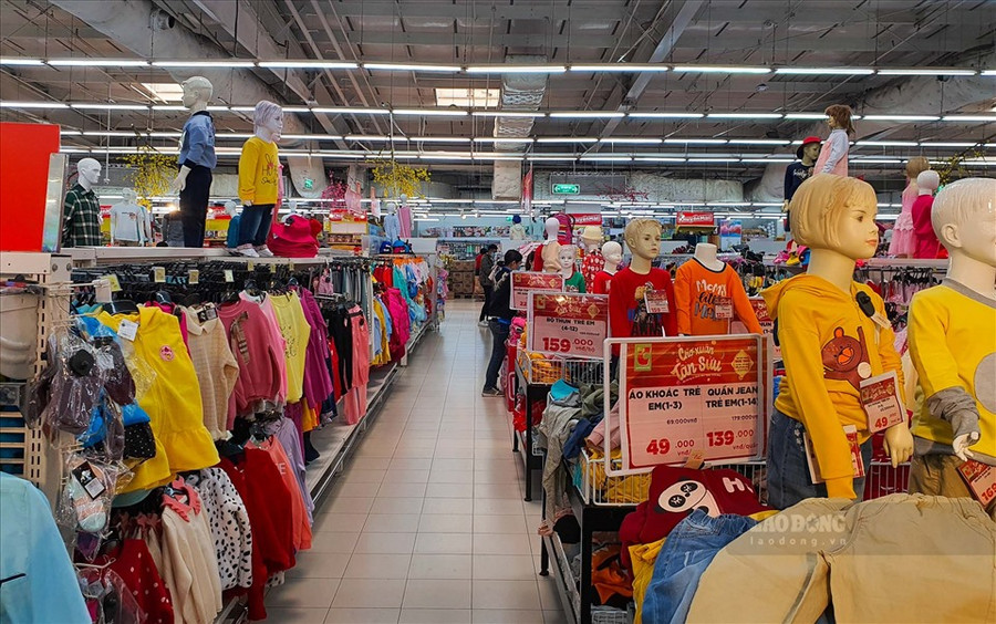 Dù vậy, không phải mặt hàng nào tại siêu thị cũng được người dân săn đón. Quầy quần áo, đồ điện... vắng “như chùa bà đanh“.