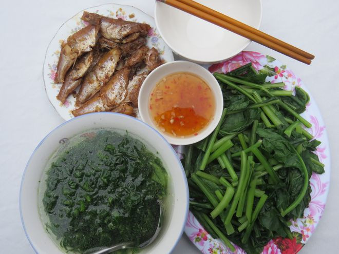 Món lá củ cải luộc trong bữa cơm quê.