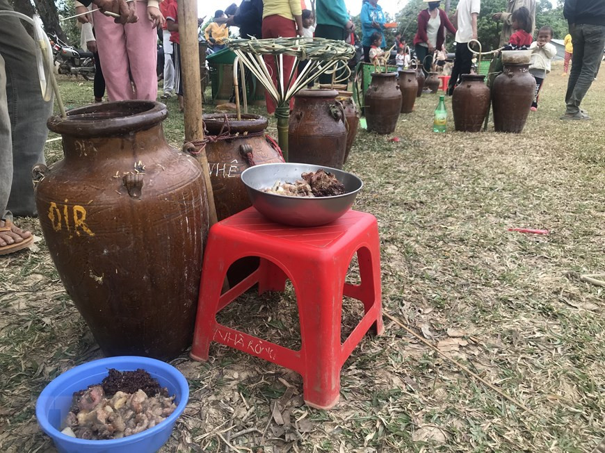 Rượu ghè và thức ăn được bày thành hàng để mọi người có thể thưởng thức. (Ảnh: Khoa Chương/TTXVN)