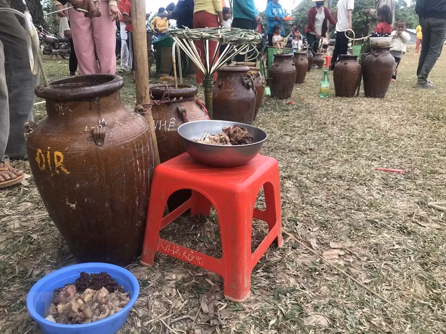 Rượu ghè và thức ăn được bày thành hàng để mọi người có thể thưởng thức. (Ảnh: Khoa Chương/TTXVN)