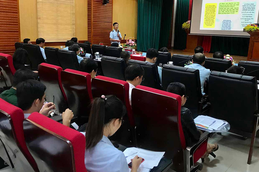 Đại diện Cục Hải quan Gia Lai-Kon Tum phổ biến một số chính sách quản lý, thủ tục hải quan mới ban hành kiên quan đến lĩnh vực hải quan, thuế xuất nhập khẩu . Ảnh: Hà Duy