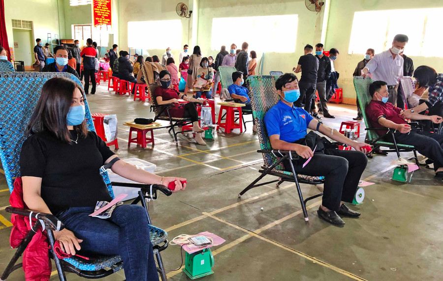 Người dân tham gia HMTN và giữ khoảng cách phòng, chống dịch Covid-19. Ảnh: Hồng Ngọc