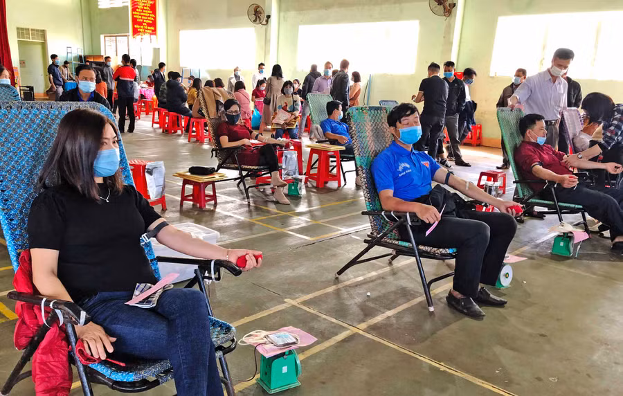 Người dân tham gia HMTN và giữ khoảng cách phòng, chống dịch Covid-19. Ảnh: Hồng Ngọc