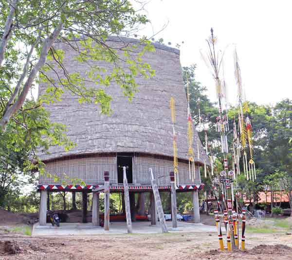 Nhà rông Bahnar ở Khu du lịch “Một thoáng Việt Nam”. Ảnh: Văn Công Hùng