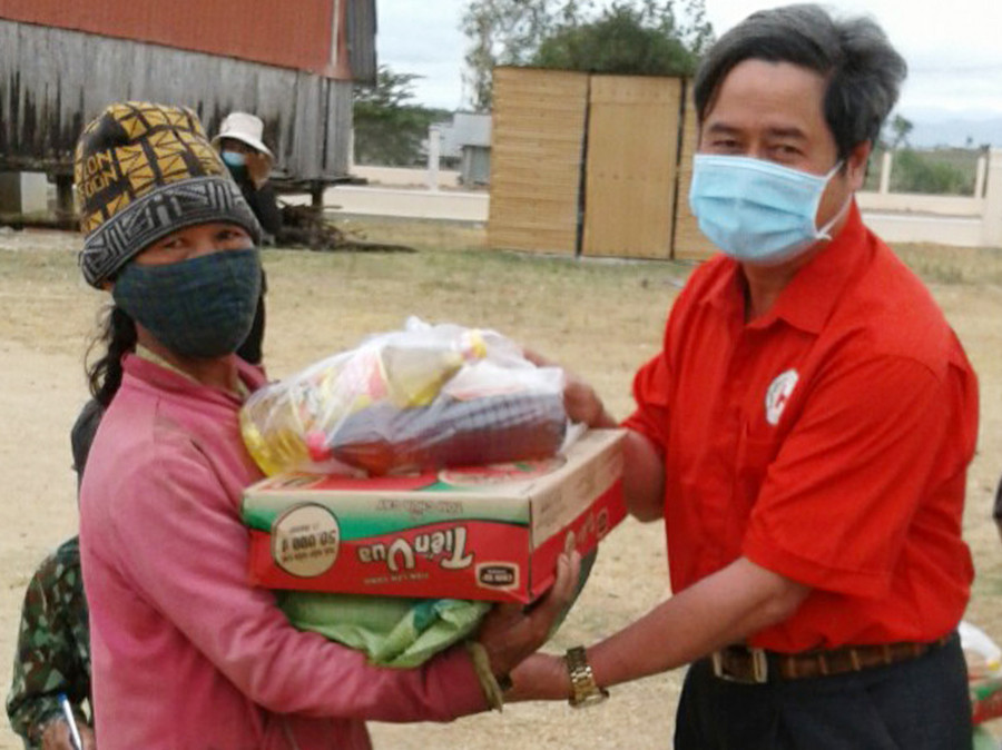 Tặng quà Tết cho hộ nghèo xã Chư A Thai. Ảnh: Hồng Ngọc  Tặng quà Tết cho hộ nghèo, khó khăn xã Chư A Thai. Ảnh: Hồng Ngọc