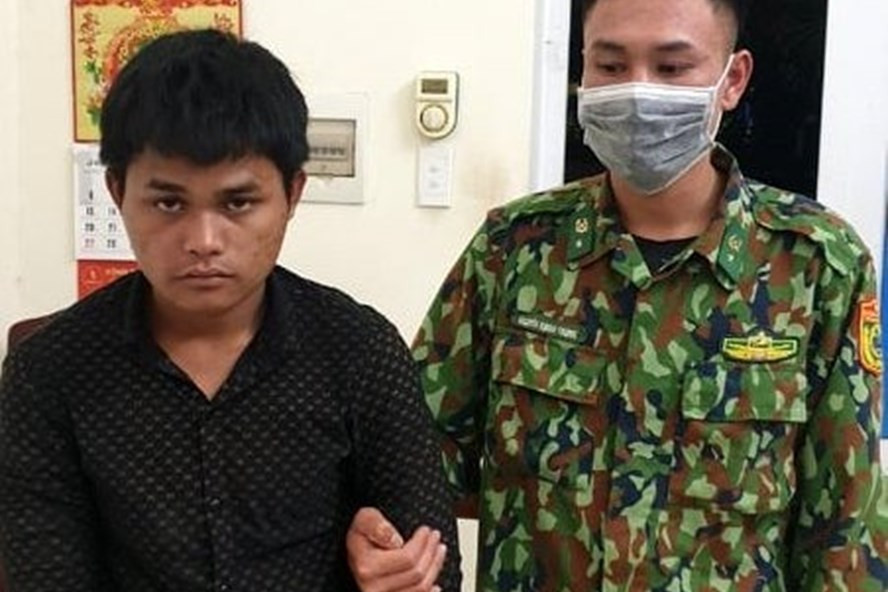 Đối tượng Hồ Văn Than bị lực lượng biên phòng bắt giữ. Ảnh: XT.