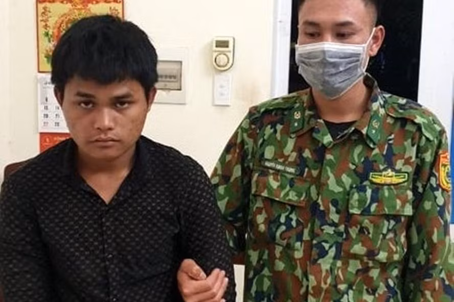 Đối tượng Hồ Văn Than bị lực lượng biên phòng bắt giữ. Ảnh: XT.