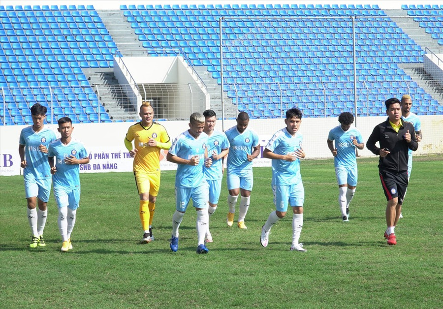 Các cầu thủ Đà Nẵng khởi động trong ngày đầu tiên hội quân. Ảnh: ĐNFC