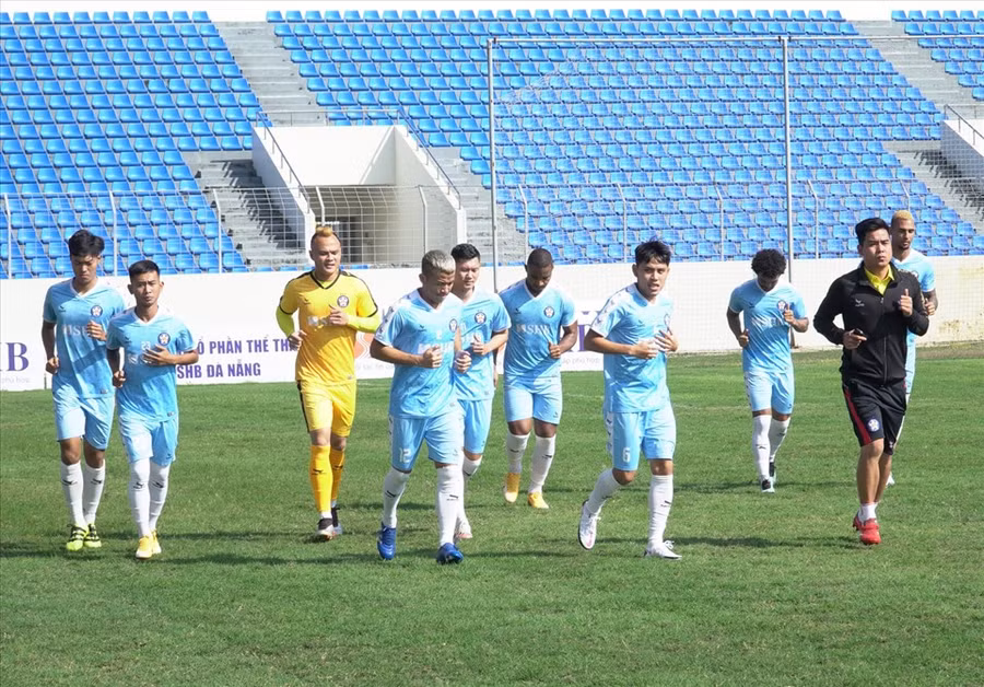 Các cầu thủ Đà Nẵng khởi động trong ngày đầu tiên hội quân. Ảnh: ĐNFC