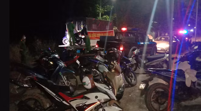 Đưa người vi phạm và phương tiện về cơ quan công an làm việc.