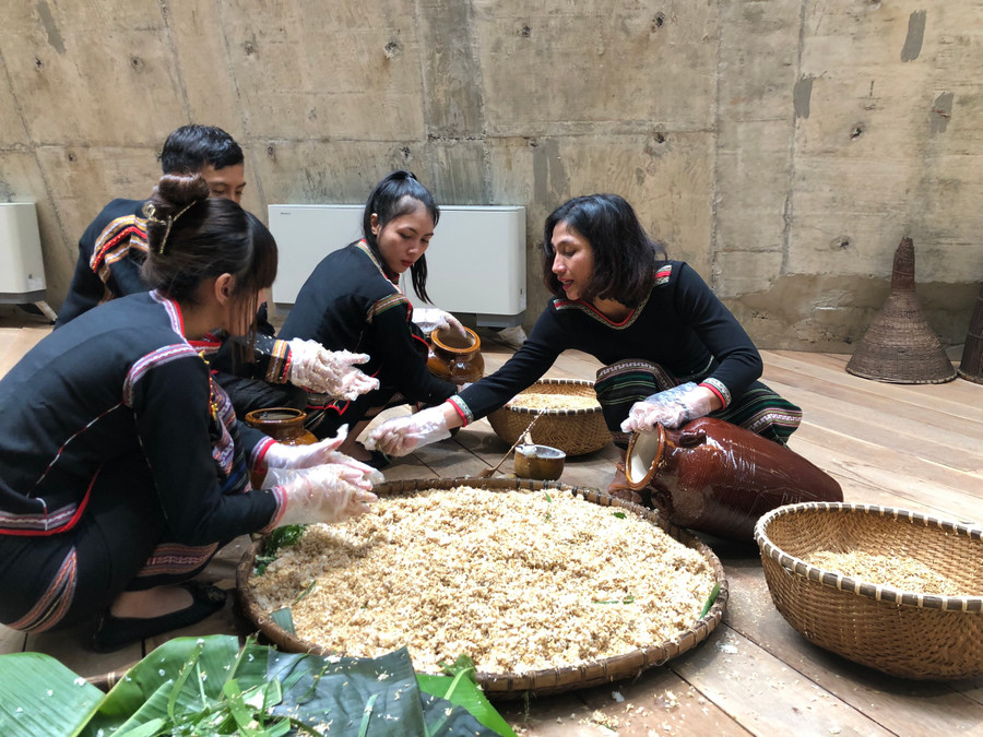 Bảo tàng Thế giới cà phê giới thiệu quy trình làm rượu cần phục vụ nhu cầu tìm hiểu văn hóa của du khách. Ảnh: Ánh Ngọc