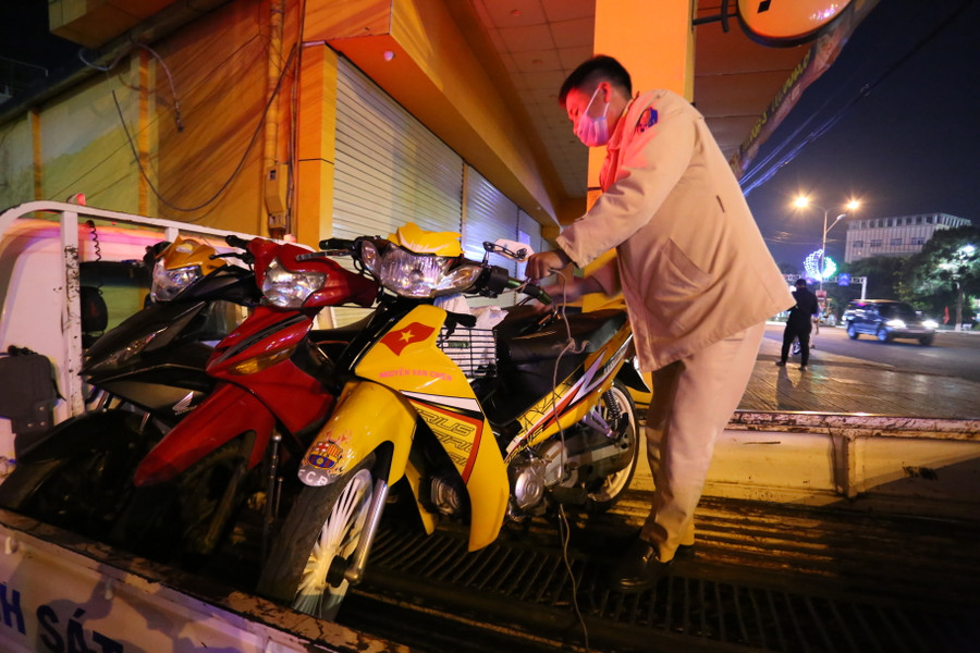 Công an TP. Pleiku tạm giữ các phương tiện vi phạm trong đêm Giao thừa. Ảnh: Văn Ngọc