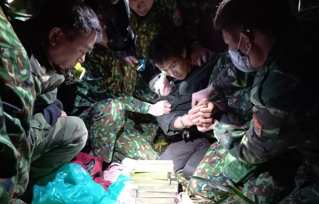 Lực lượng chức năng khống chế Tu Lỳ Vừ - Ảnh: Báo CAND Lực lượng chức năng khống chế Tu Lỳ Vừ - Ảnh: Báo CAND