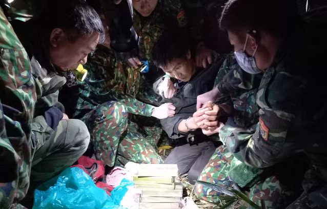  Lực lượng chức năng khống chế Tu Lỳ Vừ - Ảnh: Báo CAND