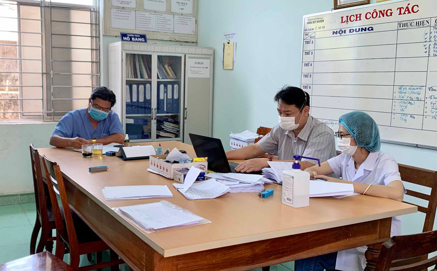 Cán bộ nhân viên CDC Gia Lai làm việc không kể ngày Tết. Ảnh: Như Nguyện