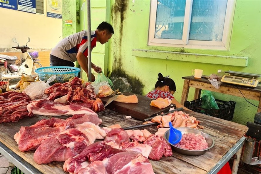 Giá lợn hơi giảm kéo theo giá thịt lợn giảm nhưng sức mua không tăng. Ảnh: Vũ Long Giá lợn hơi giảm kéo theo giá thịt lợn giảm nhưng sức mua không tăng. Ảnh: Vũ Long