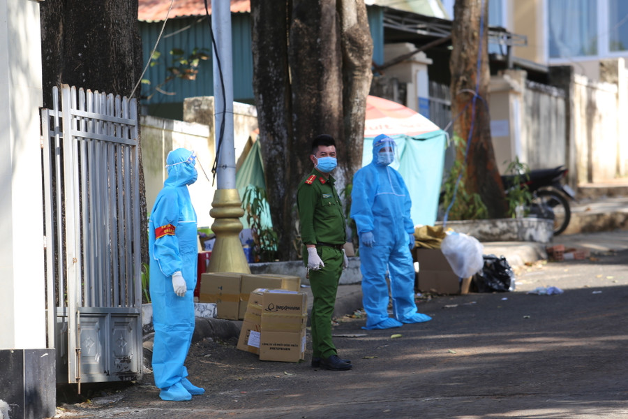 Cán bộ, chiến sĩ Công an TP. Pleiku tham gia chốt kiểm soát y tế tại Bệnh viện Đa khoa tỉnh. Ảnh: Lê Gia