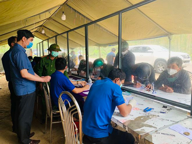 Phó chủ tịch UBND tỉnh Bình Định Lâm Hải Giang (bìa trái) thăm chốt phòng chống dịch tại H.Vĩnh Thạnh ẢNH: THANH MAI