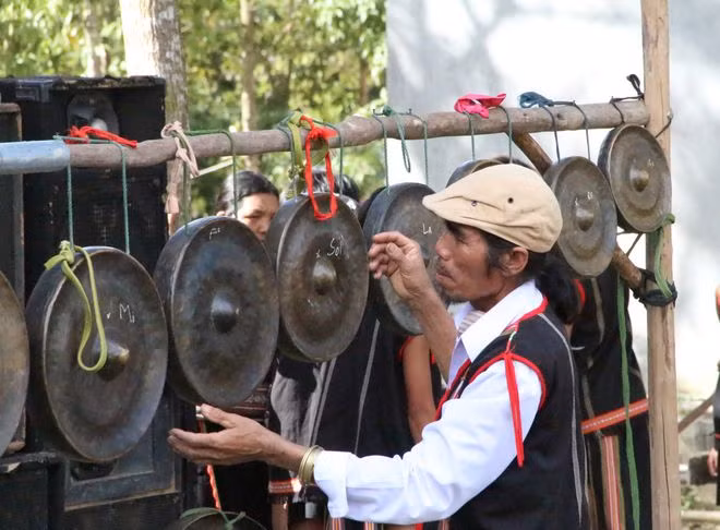 Già A Thui chỉnh lại dàn chiêng trước giờ biểu diễn