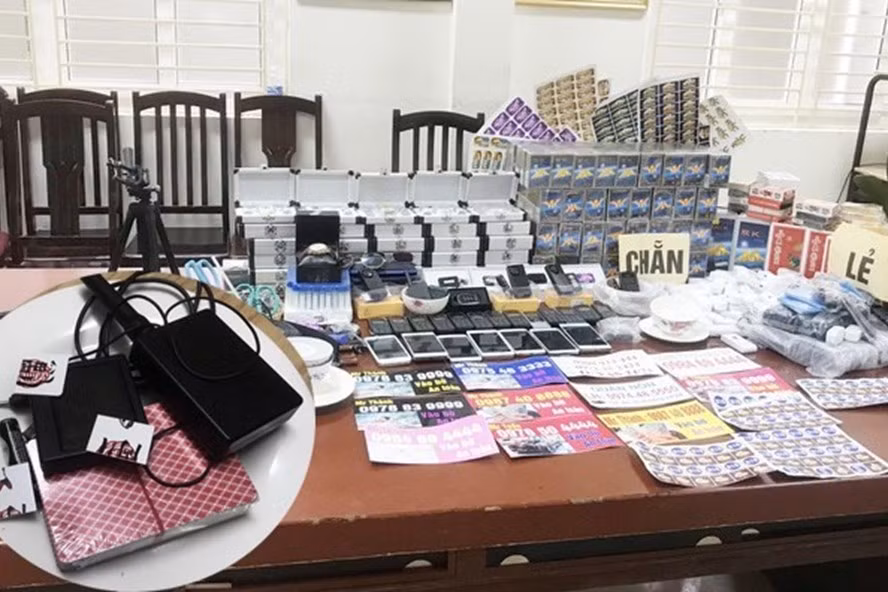  Tang vật và các thiết bị cờ bạc bịp bợm bị cơ quan chức năng thu giữ trong một vụ việc sau Tết Tân Sửu. Ảnh: Y.H