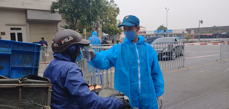 Hải Dương thực hiện nghiêm túc việc kiểm tra thân nhiệt tại các chốt kiểm dịch Covid-19.