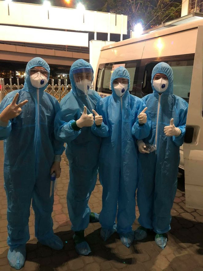 Nguyễn Thị Kiều nhân vật thứ 2 (phải sang) cùng các đồng nghiệp tham gia lấy mẫu cho người dân trong đêm giao thừa. Ảnh: NVCC