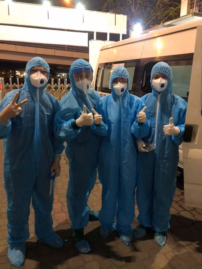 Nguyễn Thị Kiều nhân vật thứ 2 (phải sang) cùng các đồng nghiệp tham gia lấy mẫu cho người dân trong đêm giao thừa. Ảnh: NVCC