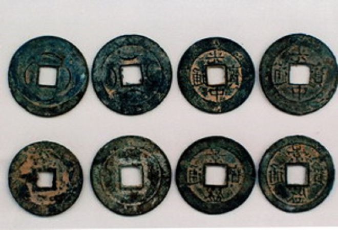 Tiền Quang Trung thông bảo và Cảnh Thịnh thông bảo. ẢNH: NGUYỄN THANH QUANG