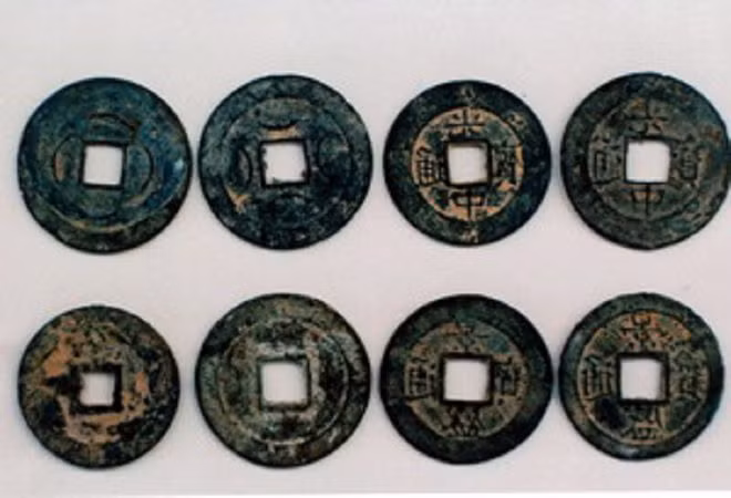 Tiền Quang Trung thông bảo và Cảnh Thịnh thông bảo. ẢNH: NGUYỄN THANH QUANG