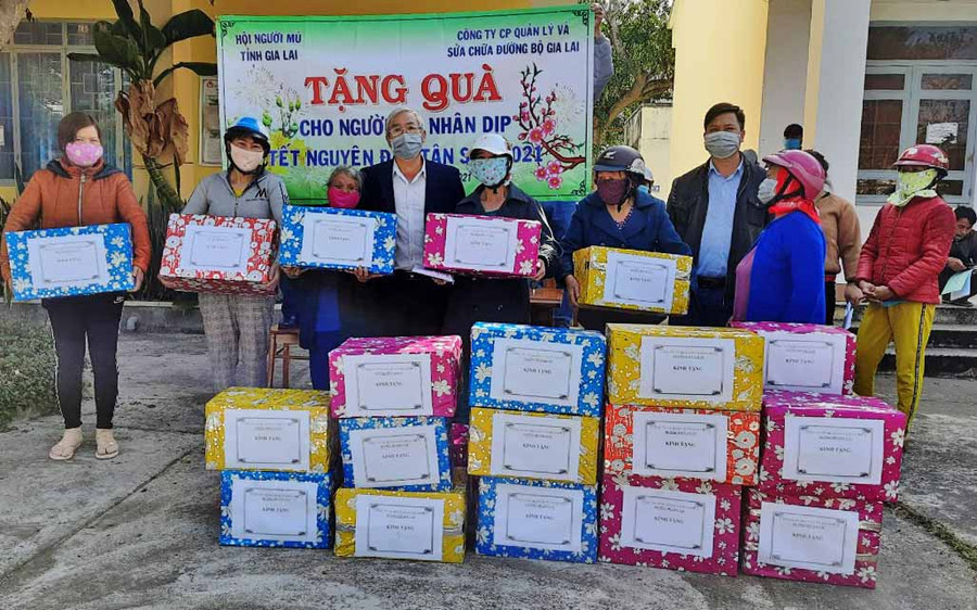 Đoàn trao quà Tết cho gia đình các hội viên trên địa bàn huyện Đak Pơ. Ảnh: Hà Phương