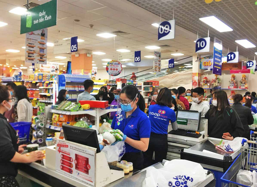 9-2 Khách hàng và nhân viên siêu thị Co.op Mart đều chấp hành nghiêm việc đeo khẩu trang-ảnh Phương Linh