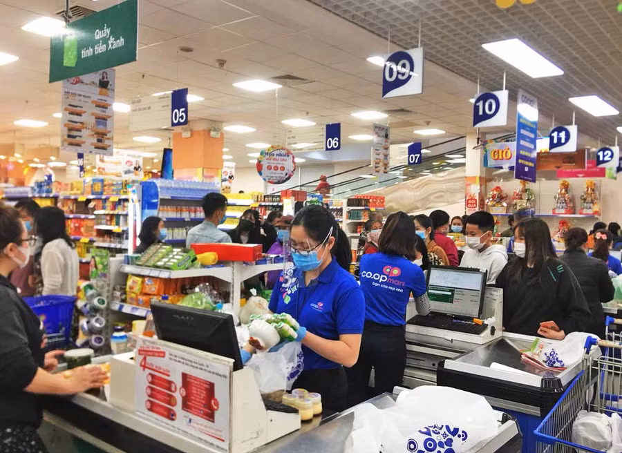 9-2 Khách hàng và nhân viên siêu thị Co.op Mart đều chấp hành nghiêm việc đeo khẩu trang-ảnh Phương Linh