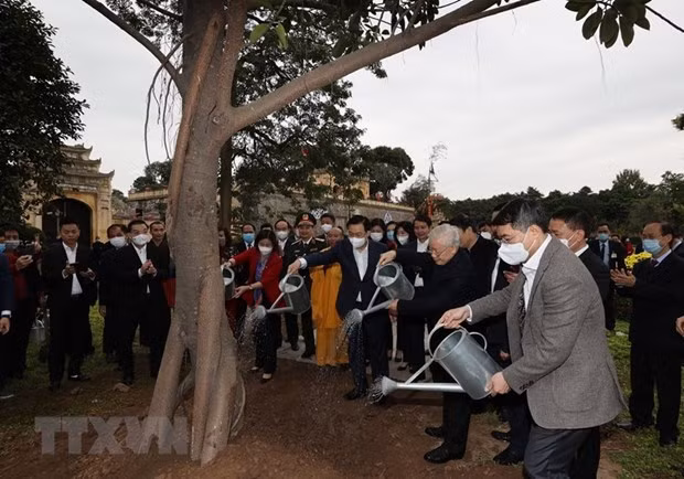 Tổng Bí thư, Chủ tịch nước Nguyễn Phú Trọng trồng cây lưu niệm tại Khu Di tích Hoàng thành Thăng Long, thành phố Hà Nội. (Ảnh : Trí Dũng/TTXVN) Tổng Bí thư, Chủ tịch nước Nguyễn Phú Trọng trồng cây lưu niệm tại Khu Di tích Hoàng thành Thăng Long, thành phố Hà Nội. (Ảnh : Trí Dũng/TTXVN)