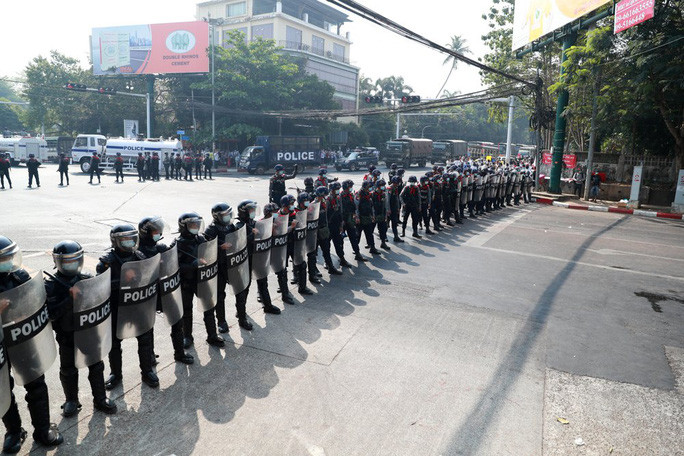 Cảnh sát lập hàng rào trước Đại sứ quán Mỹ ở TP Yangon hôm 22-2. Ảnh: AP