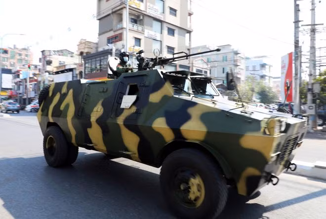 Xe bọc thép quân sự Myanmar trên phố ở thành phố Mandalay ngày 3.2 sau cuộc chính biến hôm 1.2.