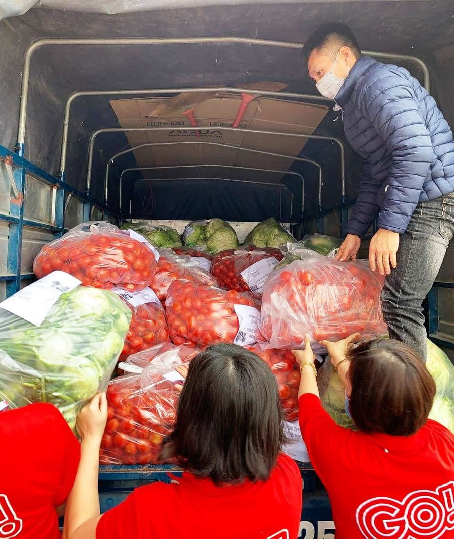 Nhiều doanh nghiệp trao tặng hàng hóa để các tỉnh bị dịch bệnh có hàng hóa phục vụ bác sĩ, người dân chống dịch dịp Tết. Ảnh: Thanh Tân Nhiều doanh nghiệp trao tặng hàng hóa để các tỉnh bị dịch bệnh có hàng hóa phục vụ bác sĩ, người dân chống dịch dịp Tết. Ảnh: Thanh Tân