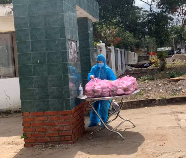 Cán bộ, chiến sĩ vận chuyển đồ ăn vào khu cách ly cho người dân.Ảnh.Vũ Chi