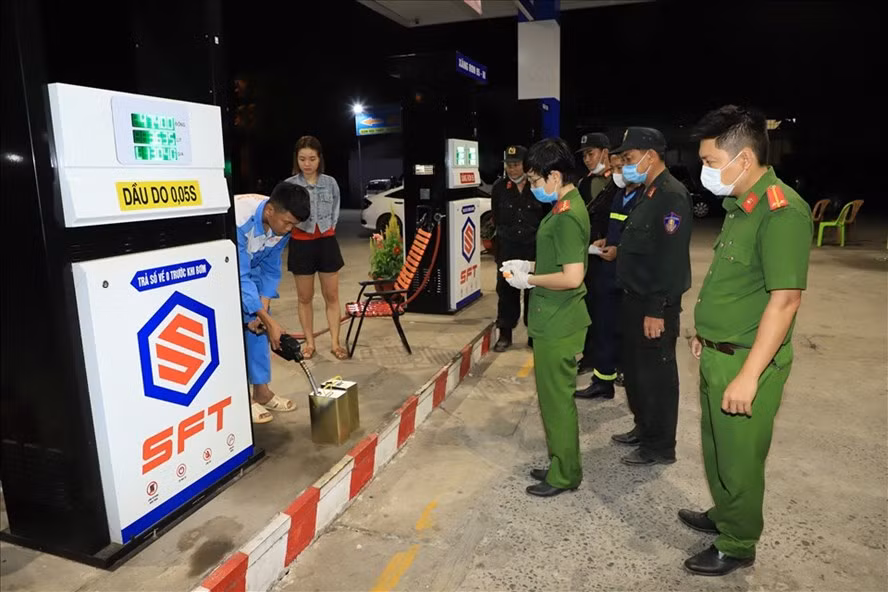 Lực lượng công an kiểm tra lấy mẫu tại một cây xăng. Ảnh: Công an Đồng Nai
